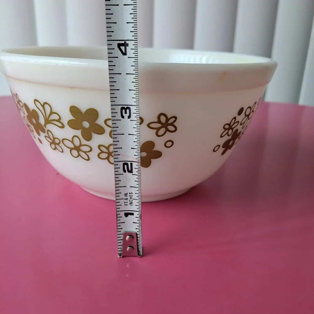 Vintage Pyrex Spring Blossom Green Milk Glass 1 1/2 QT Bowl 402 Crazy Daisy